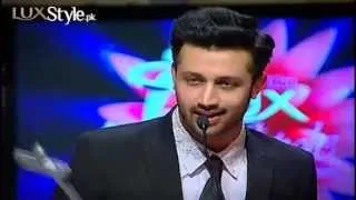 Atif Aslam  receving The Music Icon Award in LSA 2013