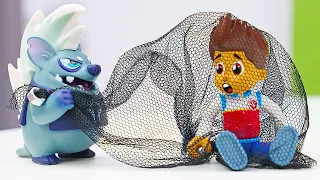 Видео про игрушки из мультфильмов - Щенячий Патруль спасает Райдера от акул! Детское видео
