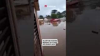 Helicópteros resgatam moradores em telhados após enchente no Rio Grande do Sul