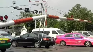 Bangkok Railroad Crossing MADNESS!