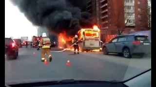 Сильный пожар в Санкт-Петербурге 19.03.2016 г. Горит пассажирский автобус.