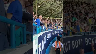 Leeds fans sings Marching on together