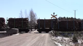 Freight train T 3362 passed LOKAKYLÄ (Km.0500+0800) level crossing in Kannonkoski, Finland