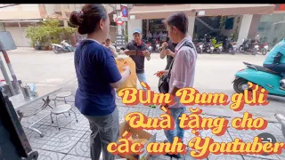 Bùm Bum gửi quà tặng của chị khán giả cho các anh youtubers