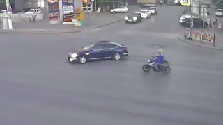 Момент гибели мотоциклиста в Волгограде попал на видео