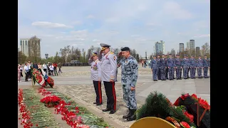 Росгвардейцы возложили цветы к вечному огню на Поклонной горе в Москве
