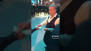 Cum dă Gigi becali bani la oameni 👏👏👏