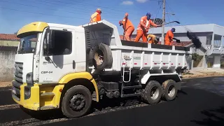 Asfalto na rua do turi