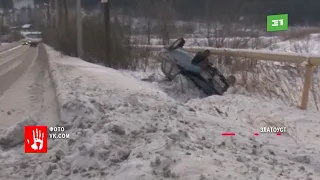 Водитель на Mazda вылетел через лобовое стекло  Жуткая авария произошла в Магнитогорске