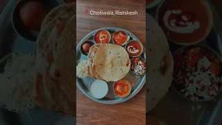 📍Chotiwala By the Ganges, Rishikesh! #rishikesh #uttarakhand  #foodie #thali #india #chotiwala