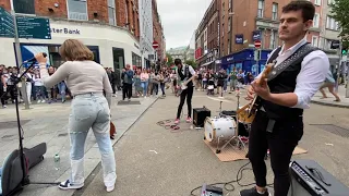 Allie Sherlock & The 3 Busketeers Perform Beggin’