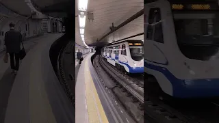 Serie 3000 1ª efectuando entrada en la estación de Plaza de España, L3 - Metro de Madrid