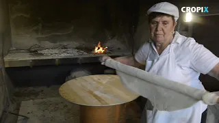 Mira Kuvacic priprema soparnik, tradicionalno jelo