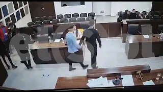 Momento en el que preso quiso matar a la fiscal en pleno juicio