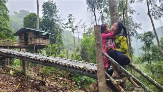 It rained heavily when a 17-year-old girl raised her child in the forest Lý Xuân Vắng