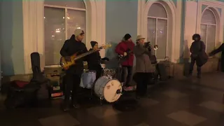 "Trigger Fingers" играет на набережной канала Грибоедова в Санкт-Петербурге