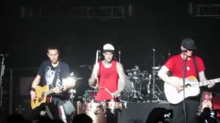 Blink 182 - Give Me One Good Reason Acoustic LIVE 2012 - Manchester Apollo