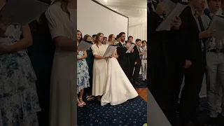 Христианская свадьба. Жених с невестой поют родителям❤️до слез...."мама и папа мои дорогие"