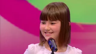 Célia et sa maman chantent sur la scène de l'école des fans