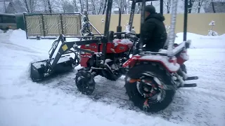 Чистка снега мини трактор Уралец 2WD с фронтальным погрузчиком