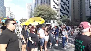 Artistas de Rua na Avenida Paulista Tocando O Rappa