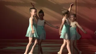 ''Laumiņas'' dejo 3 grupas audzēknes . Margaritas Mergoļdas horeogrāfija.
