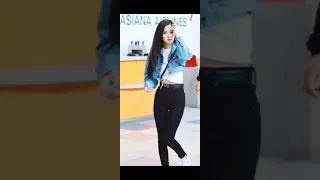 which BLACKPINK member looks best in skinny jeans #rosé#jisoo#jennie#lisa