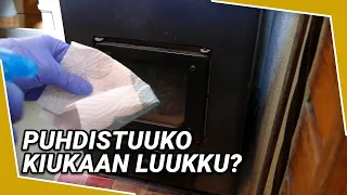 Kiukaan luukun lasin puhdistaminen tuhkalla