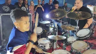 Levi Batera tocando com Banda Som e Louvor