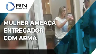 Mulher ameaça entregador de aplicativo com arma de fogo