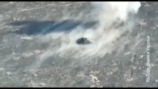 Украинская армия уничтожает русский танк с воздуха – 26 марта