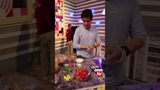 Sahir Lodhi Preparing Chicken Karahi #shorts #youtubeshorts