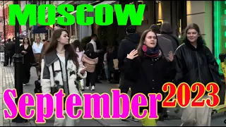 A new walking tour of famous places in Moscow with beautiful young people