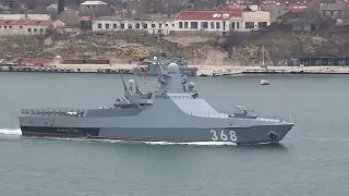 Потопленный нацистской пропагандой патрульный корабль Василий Быков заходит в Севастополь 16 03 2022