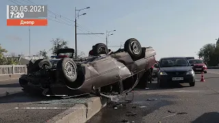 В Днепре на Слобожанском проспекте Opel врезался в разделитель и перевернулся: пострадал водитель