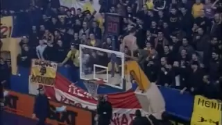 Crazy AEK fan // Τρελός οπαδός στο Σπόρτιγκ { AEK - Olympiakos 18.2.2009 }