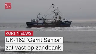 Urker garnalenkotter loopt vast voor kust Scheveningen en trekt veel bekijks | Omroep Flevoland