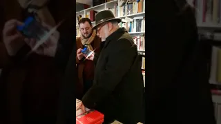 Celal Şengör Almanca konuşuyor kitap satın alıyor