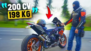 HOMME CAGOULÉ en RSV4RR MOTOGP ! 🥷