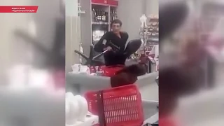 Неадекватный буйный мужчина в супермаркете в Камышине попал на видео