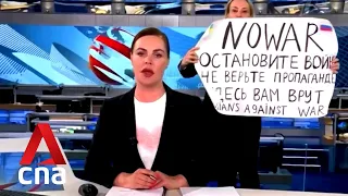 Anti war protester interrupts live news bulletin on Russian state TV