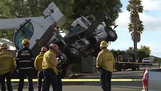 Crane Topples Over On Expensive Home | RANCHO PALOS VERDES, CA  4.26.21