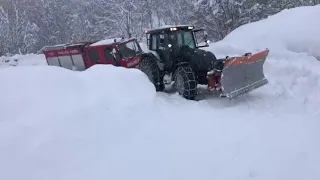 Fiumalbo, neve abbondante: vigili del fuoco trainati da uno spazzaneve