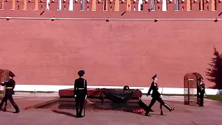 ПОЛНАЯ ВЕРСИЯ - Смена караула около вечного огня возле Кремля днем весной