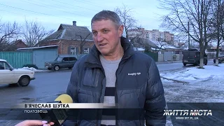 У Полтаві під дорожнє покриття провалилось авто.  Власник вимагатиме від комунальників компенсацію