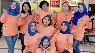 MLAKU MLAKU NANG TUNJUNGAN - Line Dance // Nurri, Wiwied, Peggy (All INA) //Demo : ULD Kota Surabaya
