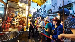 Customers line up to buy food to take home at the roast duck and pig shop #take-awayfood