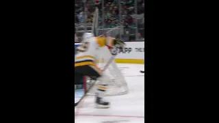 Sidney Crosby NO LOOK PASS Sets Up Guentzel Goal #shorts