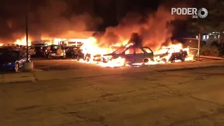 Carros são incendiados durante manifestações que pedem justiça por Jacob Blake