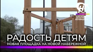 На новой Софийской набережной начали установку детской площадки